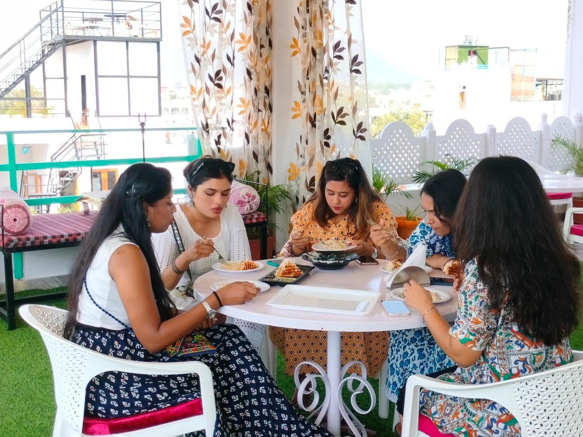 Krishna Stay Guest House أُودايبور المظهر الخارجي الصورة