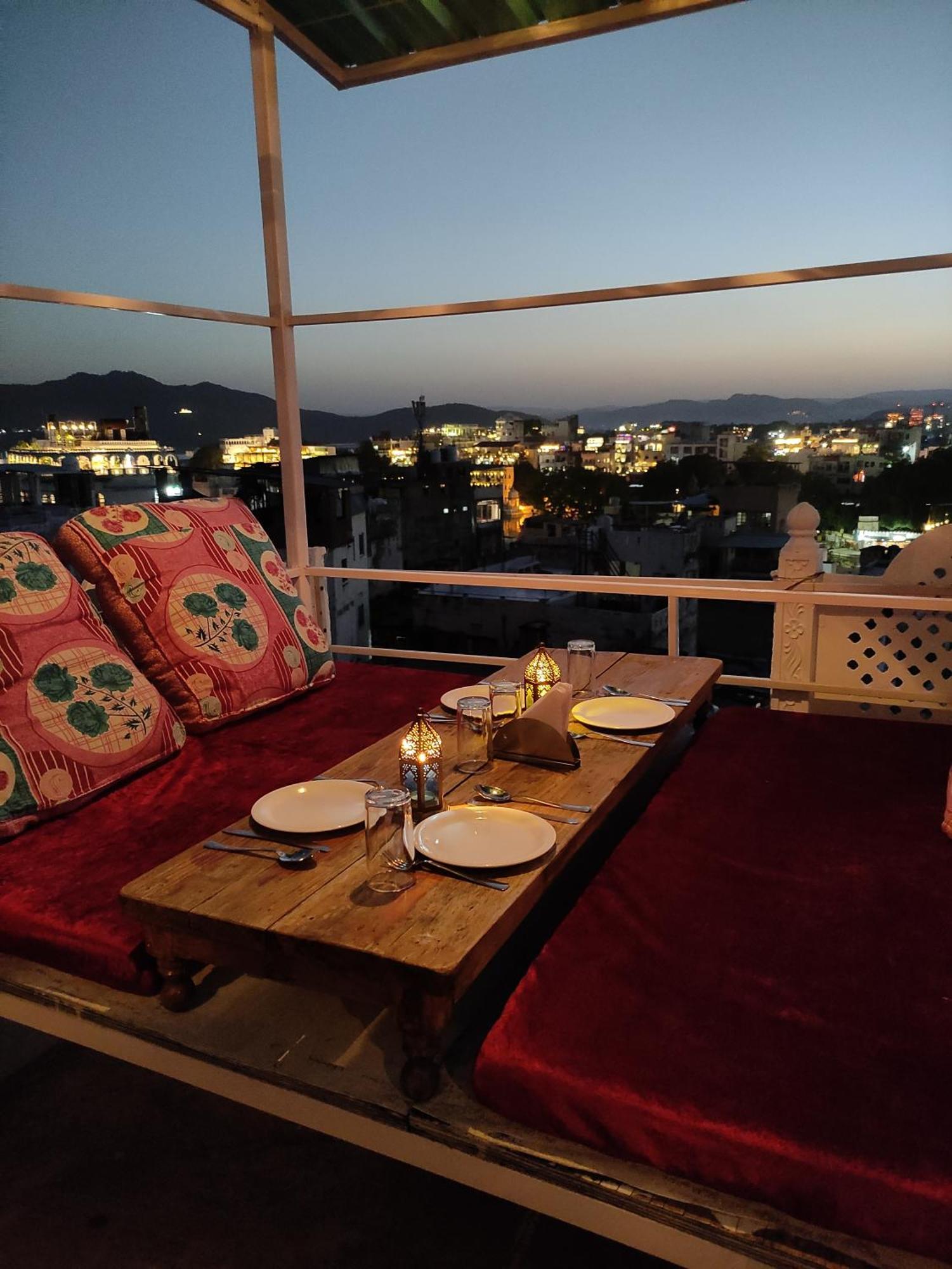 Krishna Stay Guest House أُودايبور المظهر الخارجي الصورة