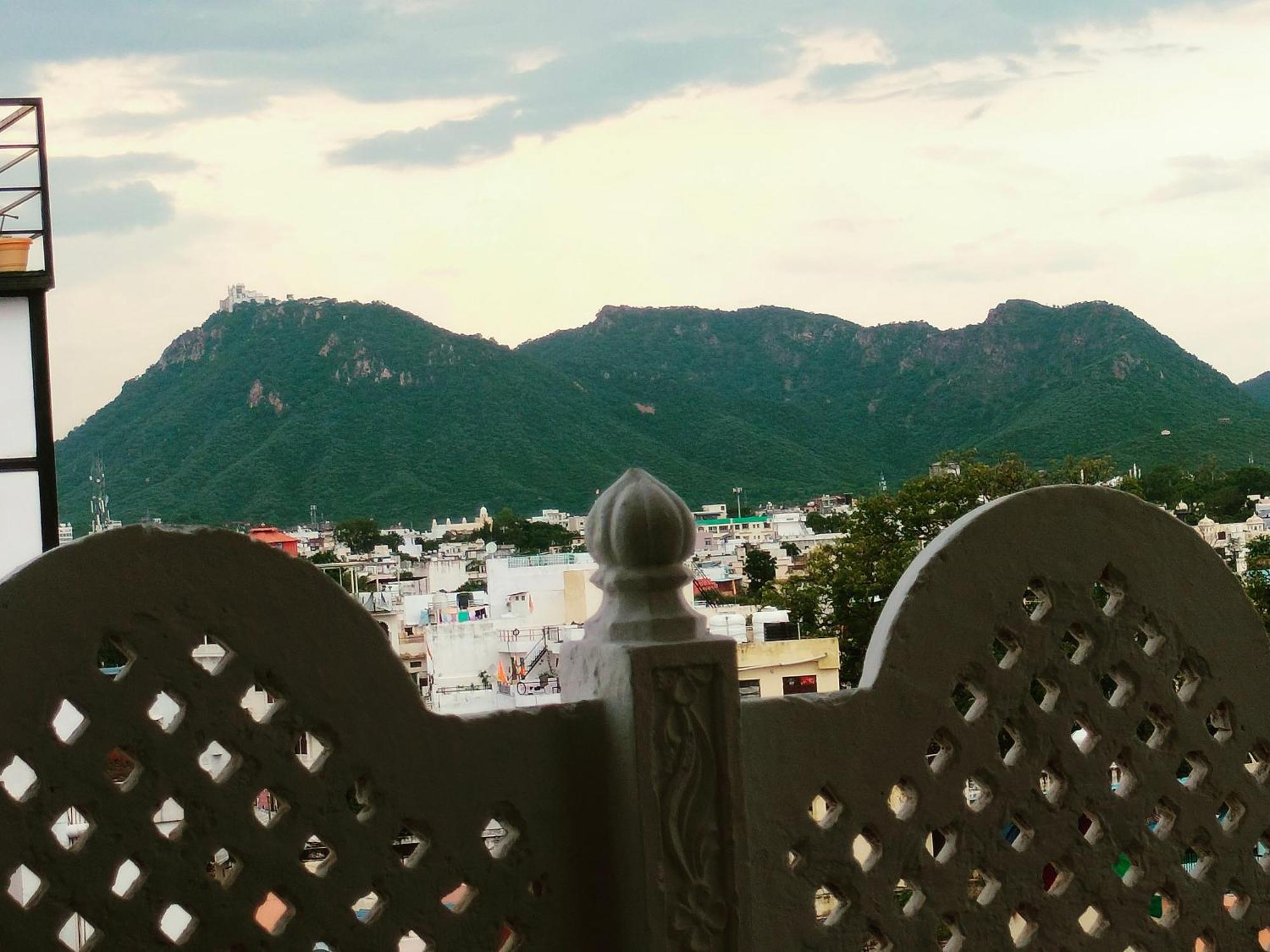 Krishna Stay Guest House أُودايبور المظهر الخارجي الصورة
