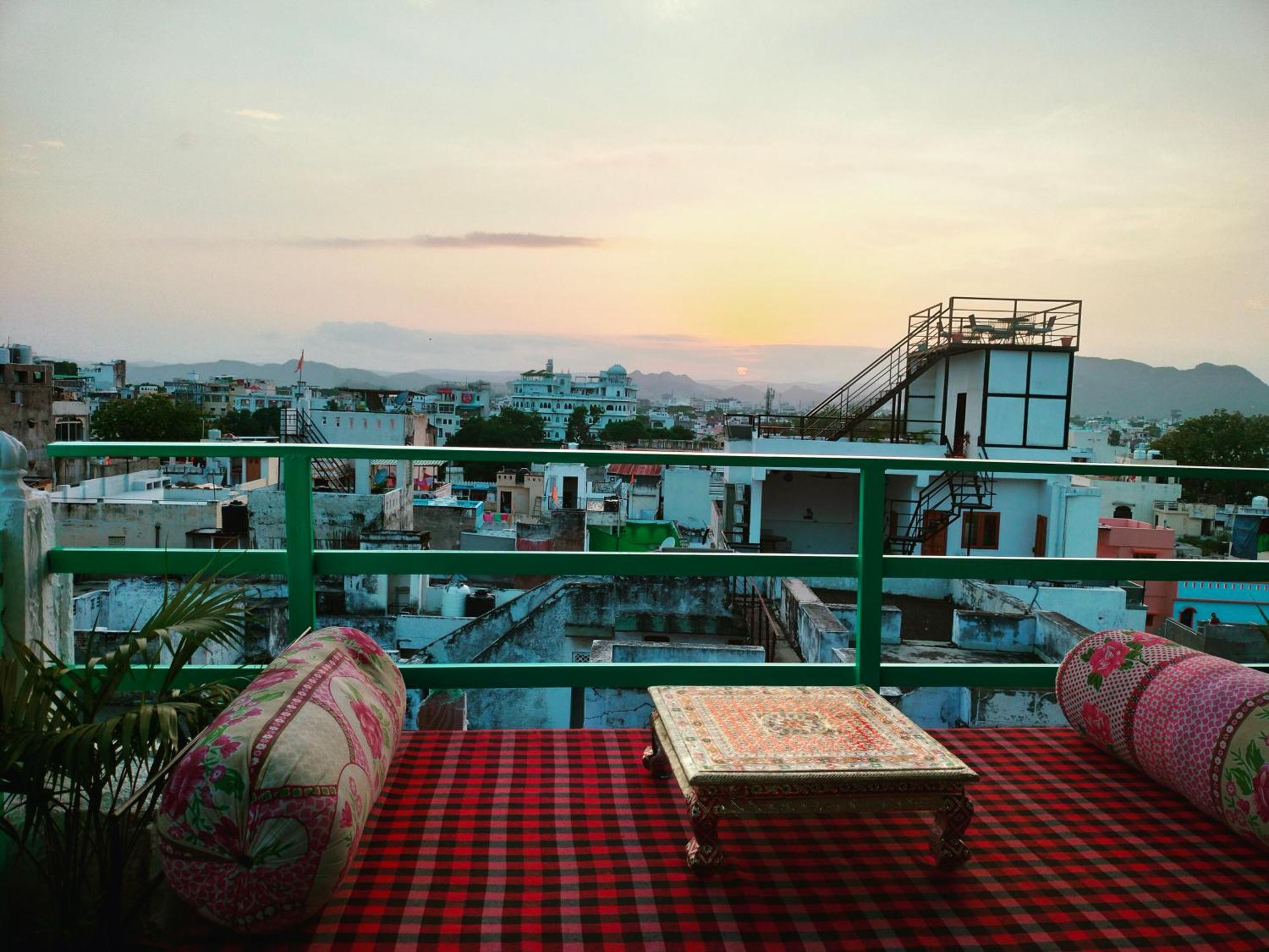 Krishna Stay Guest House أُودايبور المظهر الخارجي الصورة