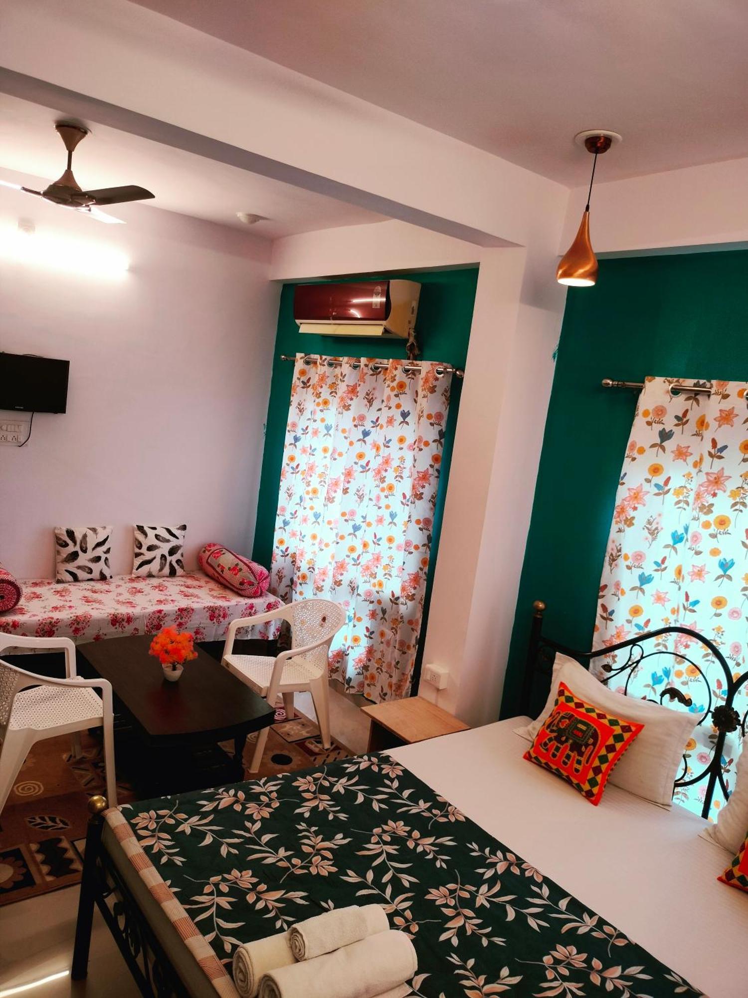 Krishna Stay Guest House أُودايبور الغرفة الصورة